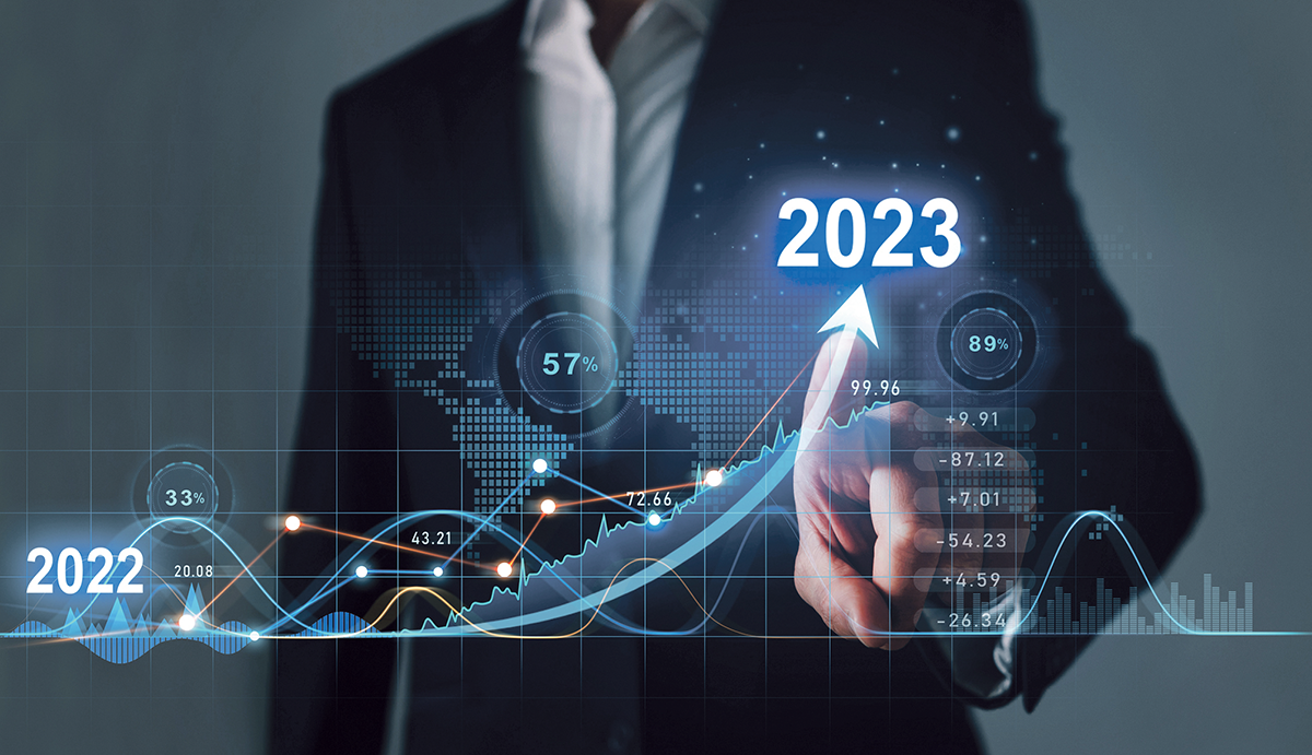 Mann im Anzug zeigt mit dem Finger auf 2023 bei einer digitalen Grafik