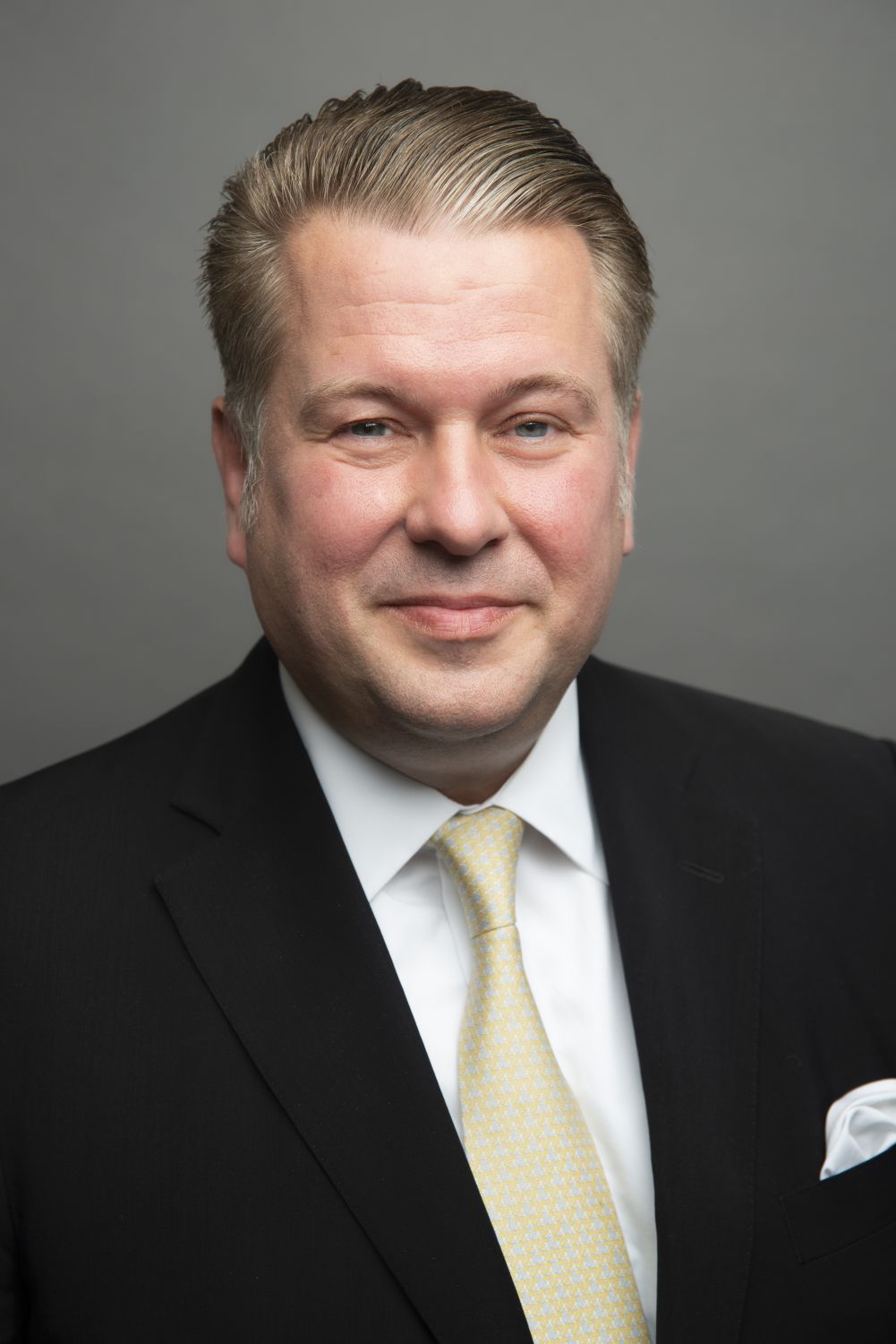 Porträt: Dinko Mehmedagic, Geschäftsführer der PB Factoring GmbH
